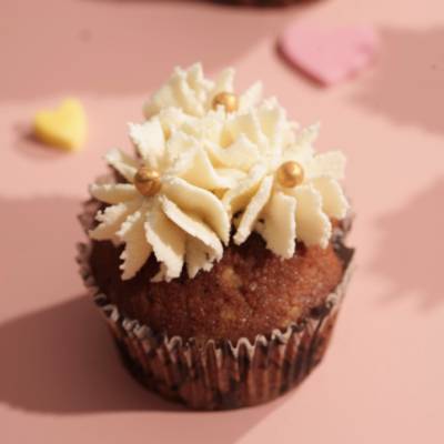 Buttery Snow Cupcakes with Frosting